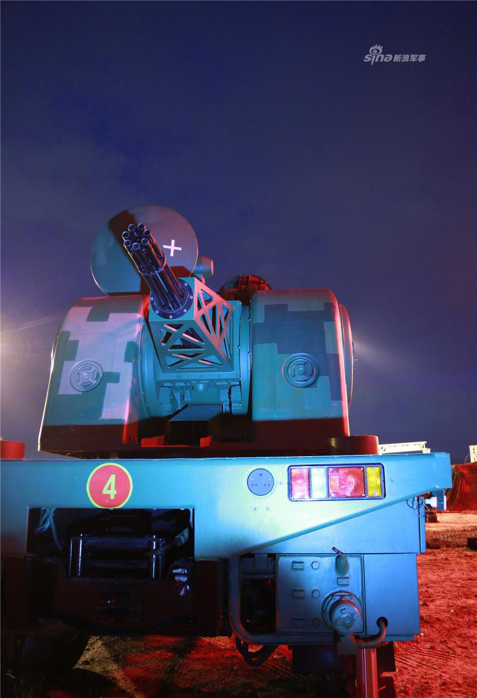 So với độ nổi tiếng của Hồng Kỳ 6, tổ hợp phòng không tầm gần Lục Thuẫn 2000 (LD2000) của Trung Quốc lại có phần ít tiếng tăm hơn nhiều. Tổ hợp này sử dụng cơ cấu pháo với 7 nòng xoay cỡ 25mm, tầm bắn hiệu quả từ 0,2 cho tới 8km. Nguồn ảnh: Sina.