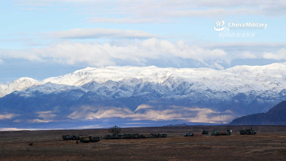 Cụ thể, Hồng Kỳ 61 có tổng trọng lượng phóng lên tới 310 kg, tầm bắn tối đa 10 km và trần cao mà tên lửa có thể với tới là 8 km. Khả năng trung mục tiêu của loại tên lửa này được cho là lên tới tối đa 80% chỉ với một phát bắn duy nhất. Nguồn ảnh: Sina.