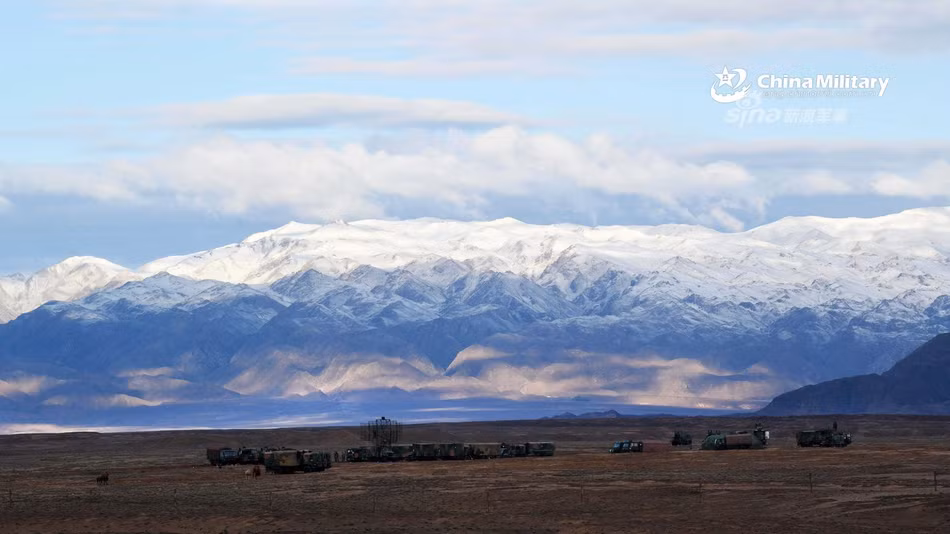 Cụ thể, Hồng Kỳ 61 có tổng trọng lượng phóng lên tới 310 kg, tầm bắn tối đa 10 km và trần cao mà tên lửa có thể với tới là 8 km. Khả năng trung mục tiêu của loại tên lửa này được cho là lên tới tối đa 80% chỉ với một phát bắn duy nhất. Nguồn ảnh: Sina.