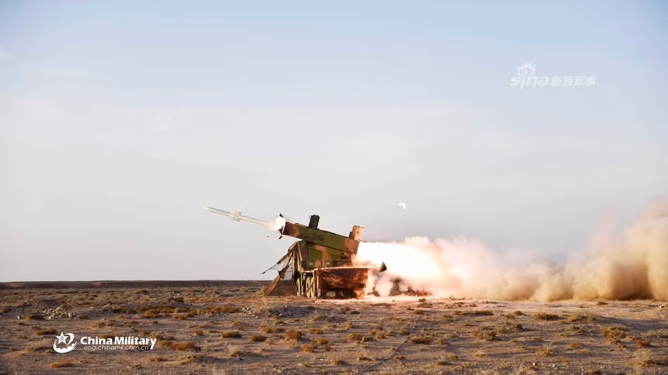 Mặc dù đã xuất hiện và phục vụ trong biên chế Quân đội Trung Quốc từ lâu, tới năm 2015 Hồng Kỳ 6 mới chính thức được lộ diện một cách công khai tại cuộc diễu binh của quân đội nước này. Nguồn ảnh: Sina.