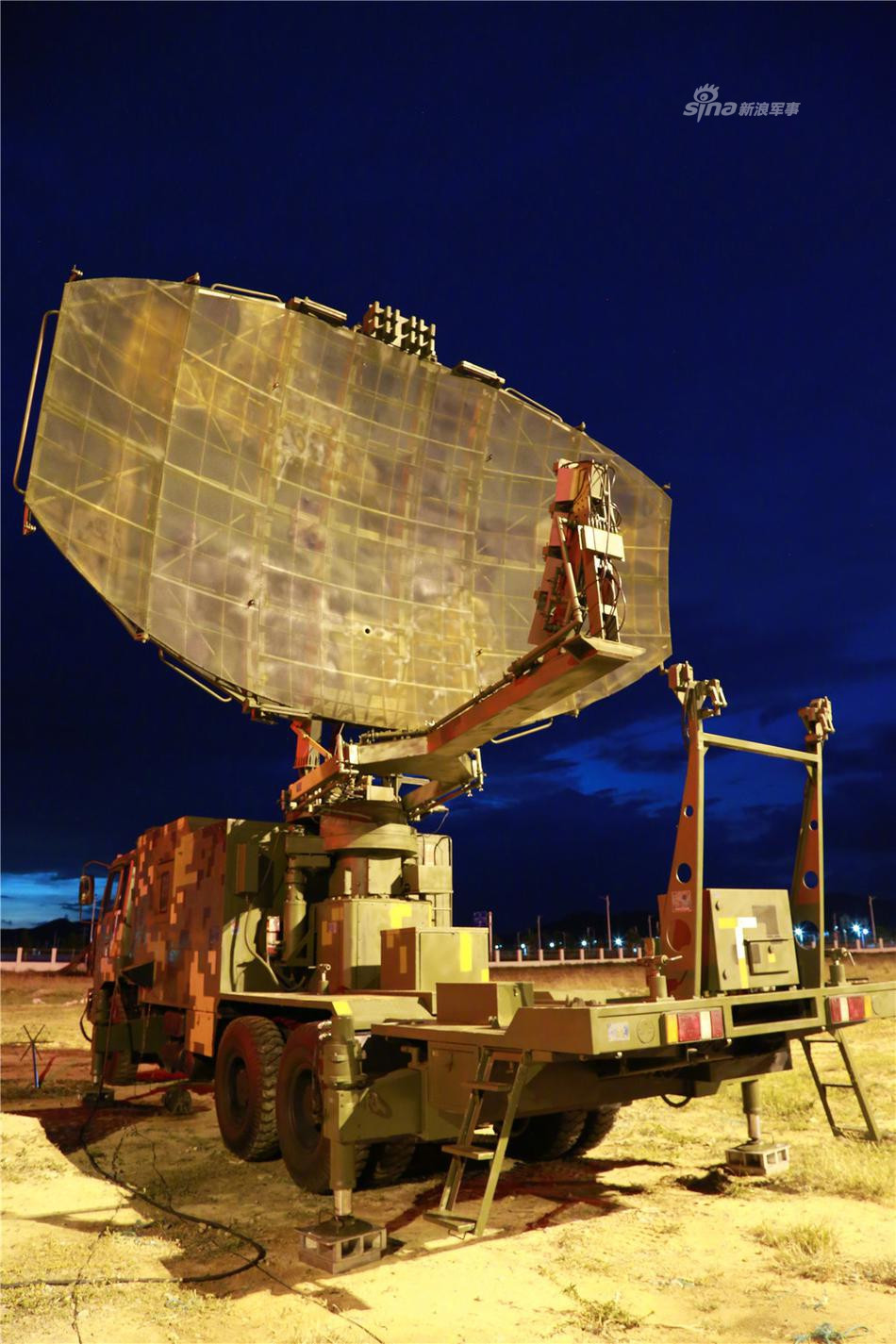 Hệ thống radar được sử dụng chung với tổ hợp Hồng Kỳ 6. Thông thường một đại đội phòng không tầm gần sẽ bao gồm sáu tổ hợp Lục Thuẫn 2000 làm nhiệm vụ bảo vệ các tổ hợp tên lửa Hồng Kỳ trong lúc tác chiến. Nguồn ảnh: Sina.