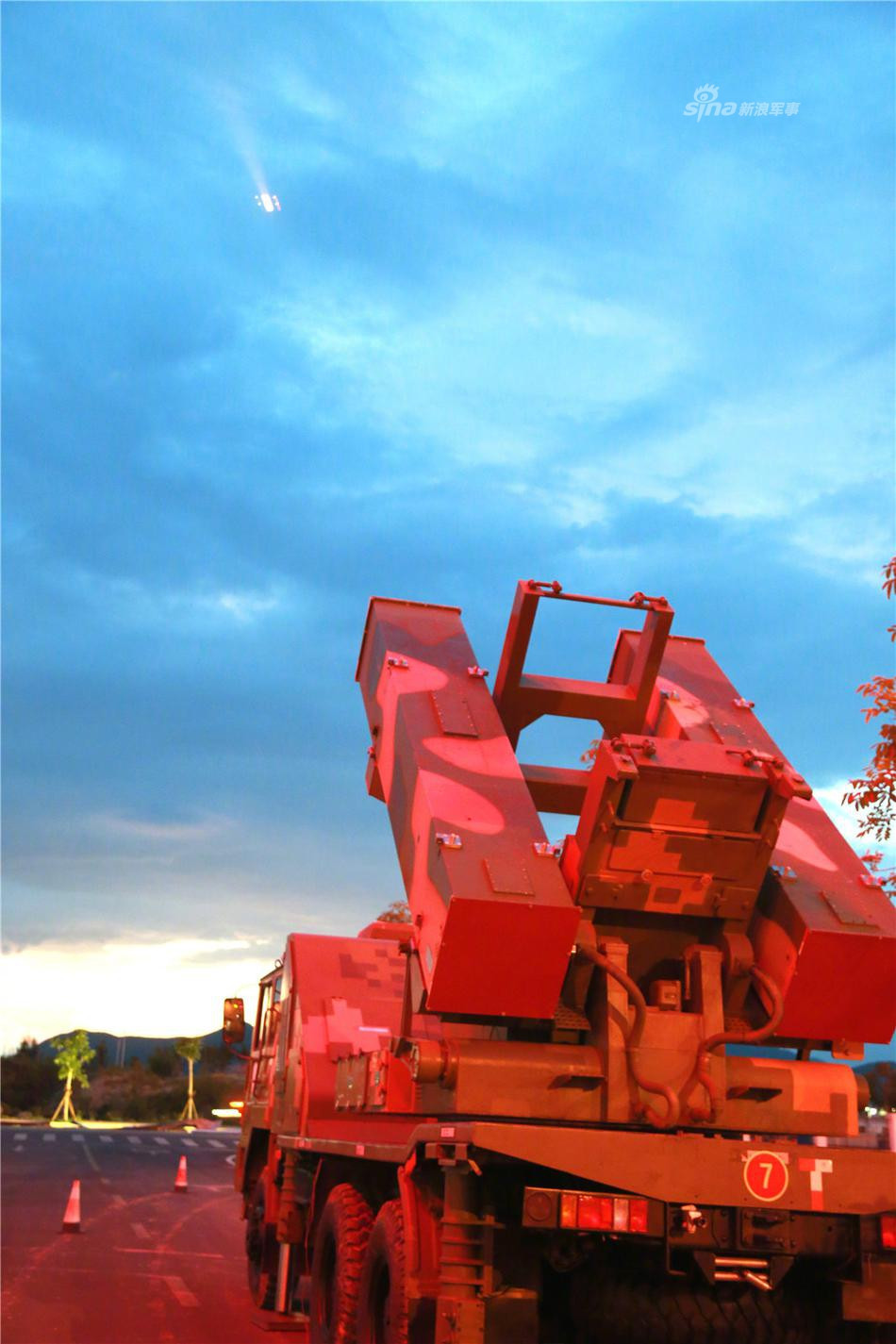 Tổ hợp tên lửa phòng không Hồng Kỳ 6 vào vị trí chiến đấu sẵn sàng khai hoả tiêu diệt mục tiêu trong cuộc tập trận bắn đạn thật vừa mới diễn ra hồi đầu mùa hè vừa rồi ở Chiến khu Tây Bộ. Nguồn ảnh: Sina.