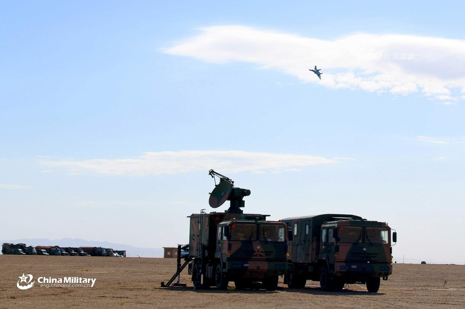 Diem danh dan vu khi Trung Quoc vua mang ra ban dan that o sa mac Gobi