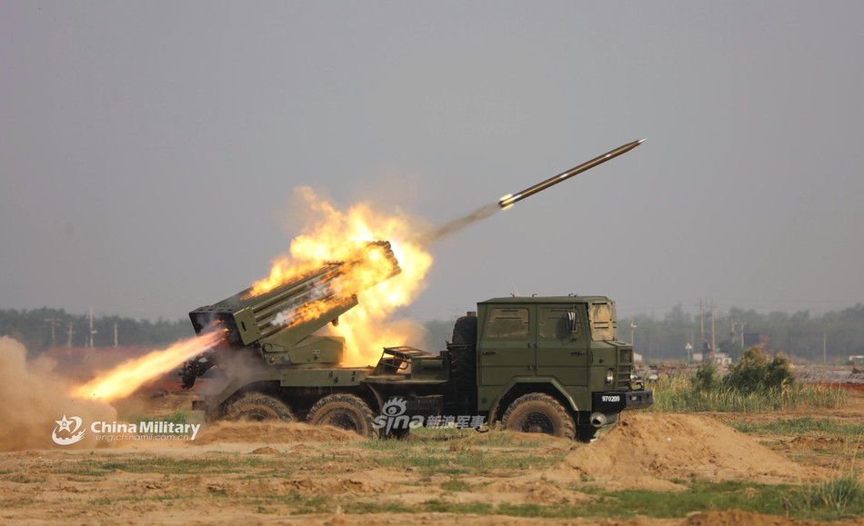 So với các loại pháo phản lực tương tự mà Trung Quốc sử dụng thời kỳ đó có cỡ nòng 107mm và 130mm, pháo phản lực BM-21 với cỡ nòng 122mm có độ chính xác và độ công phá lớn hơn rất nhiều khiến Bắc Kinh cực kỳ nóng mặt và quyết tâm sở hữu bằng được loại vũ khí này. Nguồn ảnh: Sina.