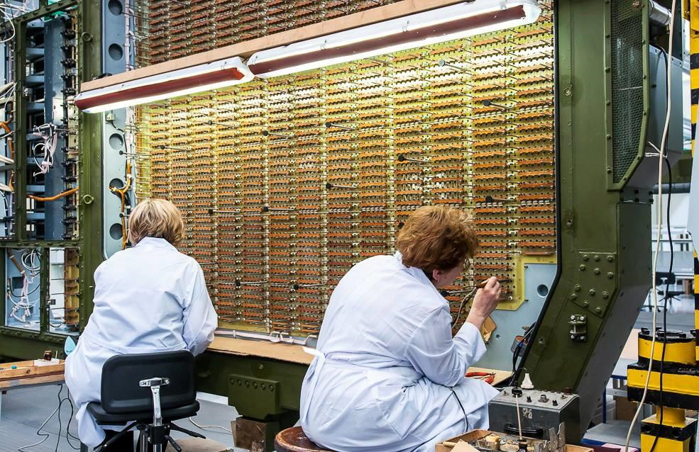 Các kỹ thuật viên đang lắp ráp mạch điện tử cho ăng ten radar của hệ thống S-400. Đây là một trong những hệ thống phòng không tầm xa hàng đầu, quá trình sản xuất rất phức tạp, đòi hỏi đội ngũ công nhân lành nghề, kỹ thuật viên và kỹ sư trình độ cao. Ảnh: Military Armed Force