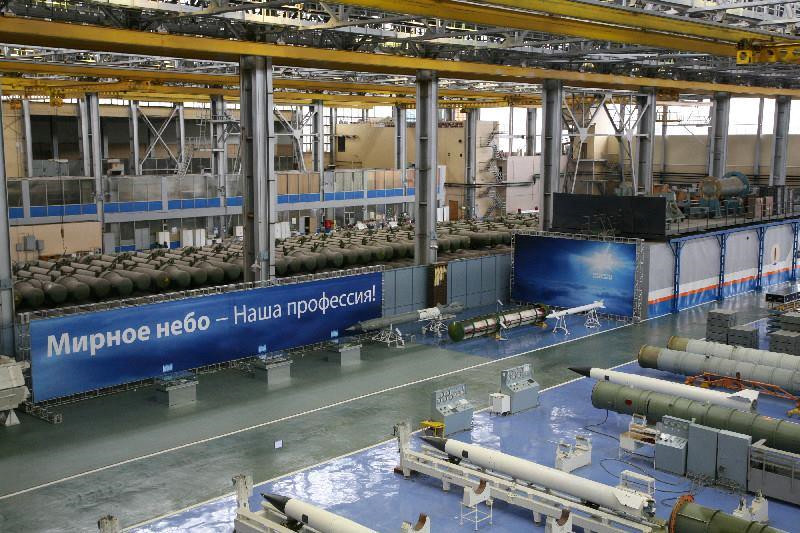 Mỗi ống phóng sẽ chứa loại tên lửa riêng biệt. Chúng được lưu trữ trong kho và lắp lên xe phóng trước khi làm nhiệm vụ. Ống phóng sau khi bắn tên lửa sẽ được đưa trở lại nhà máy để lắp tên lửa mới. Ảnh: Military Armed Force