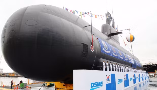 Tàu có chiều dài 83,5 mét, lườn rộng 9,6 mét và có mớm nước 7,62 mét khi nổi. Độ giãn nước tối đa của tàu khi lặn cũng chỉ là 3700 tấn. Nguồn ảnh: QQ.