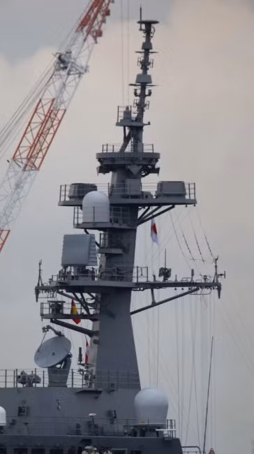 Ngoài ra, tàu còn được trang bị hệ thống AN/SQQ-89 - tổ hợp tác chiến chống ngầm được Lockheed Martin phát triển cho Hải quân Mỹ. Hệ thống này khi sử dụng kết hợp cùng với AN/SPY-1D sẽ cho hiệu quả phát hiện mục tiêu cực tốt. Nguồn ảnh: Sina.