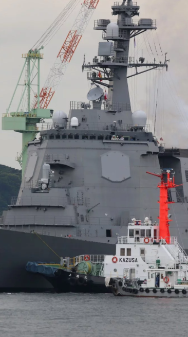 Tàu sử dụng hệ thống Aegis chuẩn Baseline J7 được hỗ trợ bởi radar AN/SPY-1D do Lockheed Martin sản xuất. Đây là hệ thống radar 3D, được coi là trái tim của mọi hệ thống Aegis với tổng cộng bốn hệ thống ăng-ten, thu được tín hiệu trọn vẹn 360 độ xung quanh tàu. Nguồn ảnh: Sina.