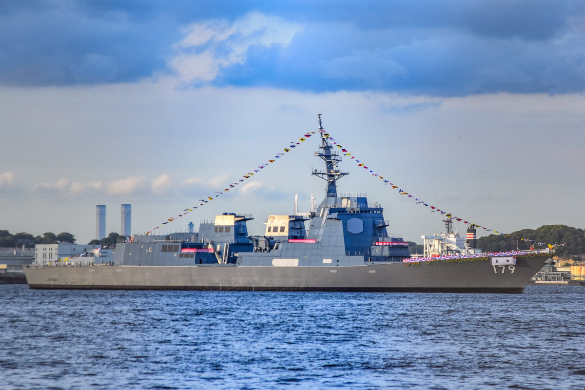 Giống như mọi khu trục hạm Aegis khác, hoả lực nguy hiểm nhất của JS Maya lại là tổ hợp ống phóng tên lửa bao gồm tổng cộng 96 giếng phóng, tương thích với các loại tên lửa SM-2MR, SM-3, SM-6 hoặc Type 07. Nguồn ảnh: Sina.