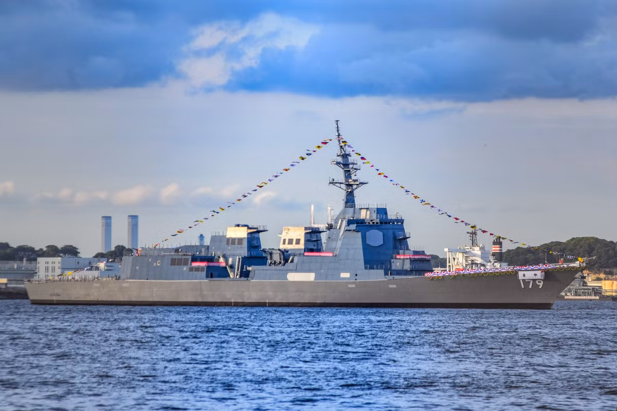 Giống như mọi khu trục hạm Aegis khác, hoả lực nguy hiểm nhất của JS Maya lại là tổ hợp ống phóng tên lửa bao gồm tổng cộng 96 giếng phóng, tương thích với các loại tên lửa SM-2MR, SM-3, SM-6 hoặc Type 07. Nguồn ảnh: Sina.