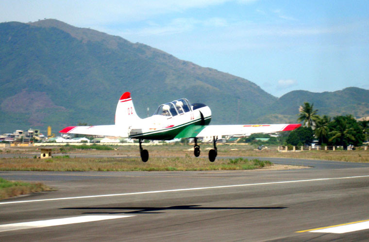 Giống như mọi loại máy bay huấn luyện khác, Yak-52 có phi hành đoàn hai người bao gồm một phi công học viên và một giảng viên bay kèm. Máy bay có trọng lượng rỗng chỉ 1 tấn và trọng lượng cất cánh tối đa là 1,3 tấn. Nguồn ảnh: Danviet.