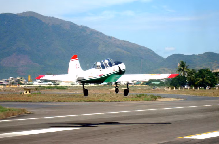 Giống như mọi loại máy bay huấn luyện khác, Yak-52 có phi hành đoàn hai người bao gồm một phi công học viên và một giảng viên bay kèm. Máy bay có trọng lượng rỗng chỉ 1 tấn và trọng lượng cất cánh tối đa là 1,3 tấn. Nguồn ảnh: Danviet.