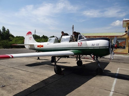 Điểm đặc biệt của máy bay huấn luyện Yak-52 đó là động cơ của nó dùng hỗn hợp nhiên liệu vừa xăng vừa dầu. Khi bay, phi công có thể đảo nghịch hệ thống nhiên liệu chỉ trong 2 phút nhằm tăng hiệu suất của động cơ - phục vụ cho việc thực hiện nhào lộn sau quãng đường bay hành tình. Nguồn ảnh: Pinterst.