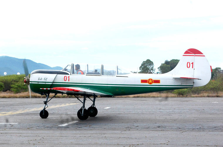 Với những đặc điểm quan trọng kể trên, Yak-52 đã trở thành loại máy bay huấn luyện cơ bản nhất trong biên chế của Không quân Việt Nam. Mọi phi công muốn được ngồi vào ghế lái của Su-27 hay Su-30 đều phải "mài đũng quần" trên ghế lái của chiếc Yak-52 này đầu tiên. Nguồn ảnh: Danviet.