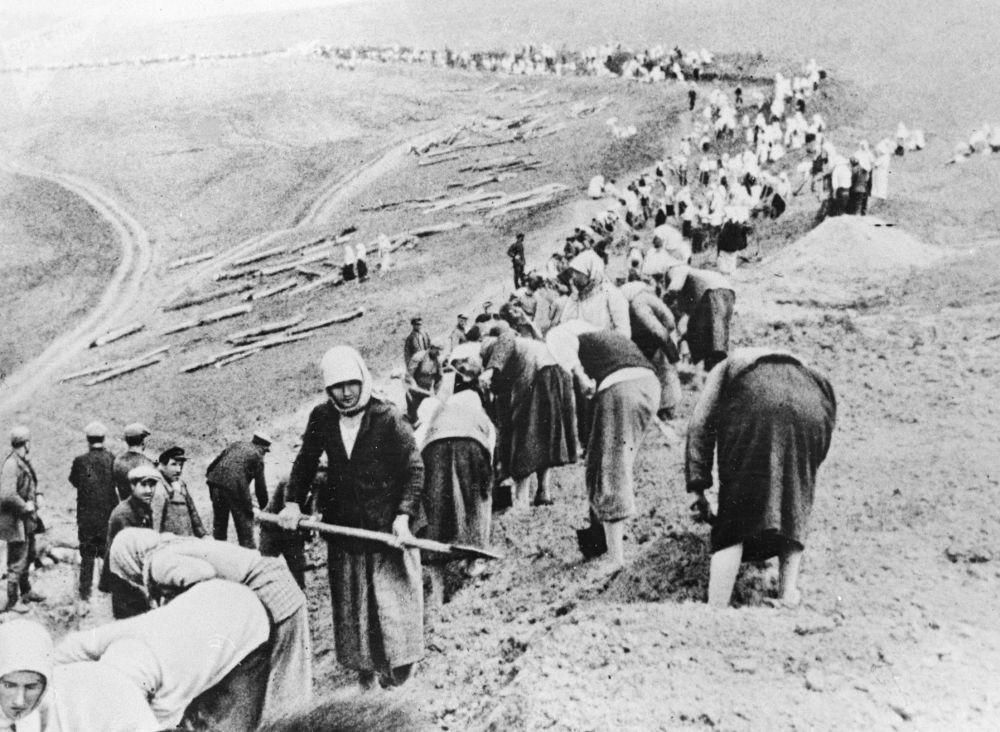 Nông dân được huy động đào chiến hào phòng thủ ở ngoại ô Moscow vào mùa hè năm 1941 - người Liên Xô đã biết thừa đích đến của chiến dịch Barbarossa do người Đức khởi xướng. Nguồn ảnh: Sputnik.