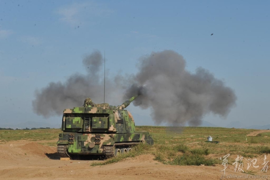 Việc sử dụng lại thiết kế tháp pháo của 2S19 Msta-S của Liên Xô đồng nghĩa với việc khẩu PLZ-05 của Trung Quốc cũng đã có hệ thống nạp đạn tự động chứ không còn sử dụng cơ chế bán tự động như trên khẩu PLZ-45 ra đời trước đó.