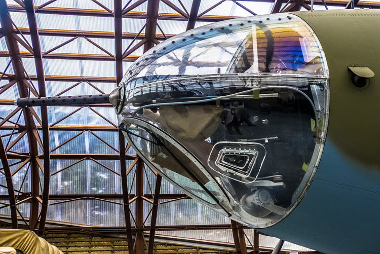 Trước đó, 13.000 lính dù đã được thả xuống lãnh thổ Pháp trước khi mặt trời mọc mở màn cho ngày "D-Day". Tuy nhiên do hoả lực phòng không quá dày đặc, các máy bay thả lính dù đã bị phân tán, binh lính bị thả nhầm địa điểm và không đóng góp được nhiều cho cuộc đổ bộ vào sáng hôm sau như kế hoạch. Nguồn ảnh: BI.