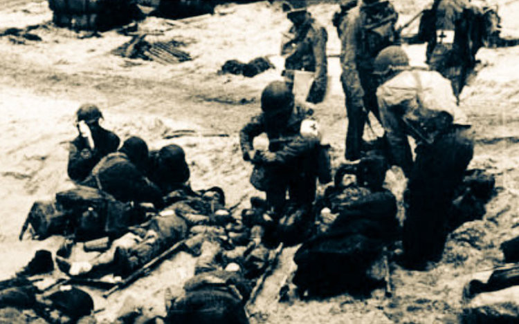 Các bến cảng dã chiến được thiết lập ngay lập tức để đưa thương binh ra khỏi bãi biển cũng như đưa nhu yếu phẩm vào cho lính Đồng minh có đủ trang bị tiến sâu vào đất liền. Nguồn ảnh: BI.