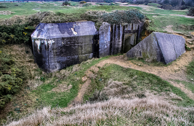 Do không có một chiếc xe tăng nào có thể vào bờ từ đợt đổ bộ đầu tiên vì sóng biển quá lớn, việc bộ binh phải phơi người trước những ụ súng máy này đã khiến thương vòng của lính Đồng minh tăng cao khủng khiếp. Nguồn ảnh: BI.