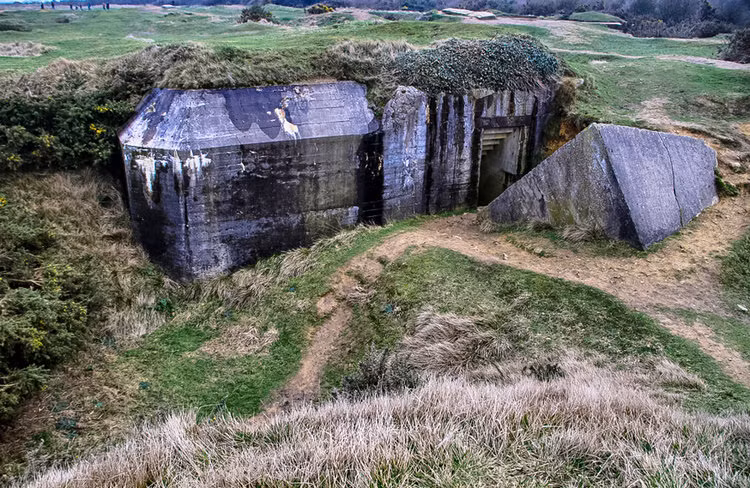 Do không có một chiếc xe tăng nào có thể vào bờ từ đợt đổ bộ đầu tiên vì sóng biển quá lớn, việc bộ binh phải phơi người trước những ụ súng máy này đã khiến thương vòng của lính Đồng minh tăng cao khủng khiếp. Nguồn ảnh: BI.