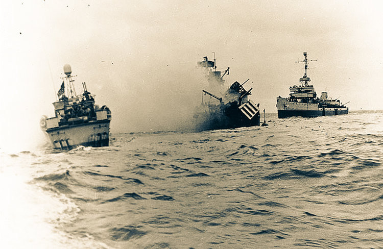 Tới chiều cùng ngày, các tàu ngầm Đức đã phóng tổng cộng 18 ngư lôi về phía đội tàu khổng lồ của Mỹ, khiến một khu trục hạm chìm ngay tại chỗ, 219 thuỷ thủ bị nhấn chìm. Nguồn ảnh: BI.