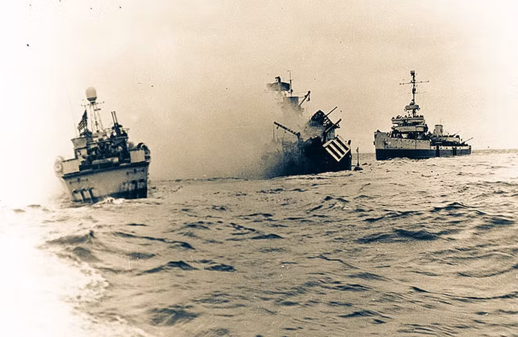 Tới chiều cùng ngày, các tàu ngầm Đức đã phóng tổng cộng 18 ngư lôi về phía đội tàu khổng lồ của Mỹ, khiến một khu trục hạm chìm ngay tại chỗ, 219 thuỷ thủ bị nhấn chìm. Nguồn ảnh: BI.