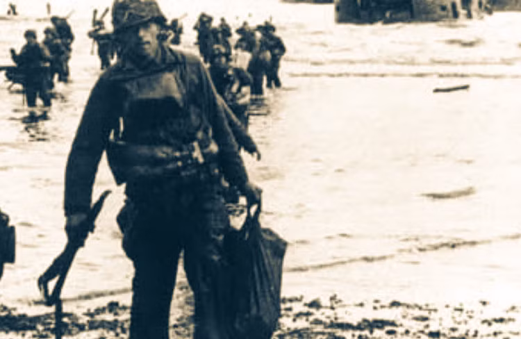 Các đợt đổ bộ tiếp theo cũng không khá khẩm hơn, biển vẫn động mạnh và thuỷ thủ vẫn lên bờ trong trạng thái thê thảm của say sóng, gần như không thể chiến đấu ngay được. Nguồn ảnh: BI.