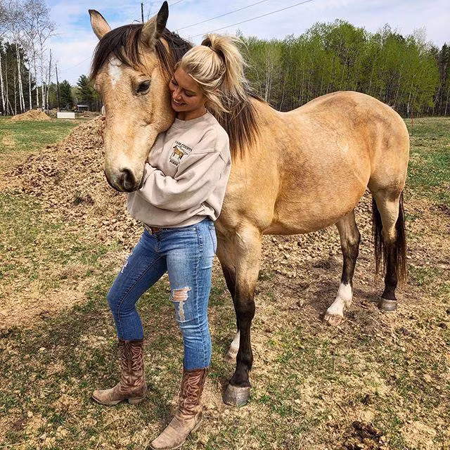 Theo báo The Sun của Anh, cô gái 29 tuổi sống tại bang Minnesota, Mỹ, muốn thông qua loạt ảnh để bày tỏ sự ủng hộ chuyến thăm Anh của Tổng thống Donald Trump, người cũng là tổng tư lệnh quân đội Mỹ.