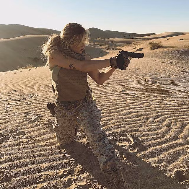 "Là nữ quân nhân của Thủy quân lục chiến, bạn phải làm việc gấp hai lần đàn ông để cảm thấy ngang bằng với họ", cô nói. "Nhiều người trong Thủy quân lục chiến ban đầu nghĩ tôi có lẽ sẽ đuối sức hoặc tôi không được mạnh mẽ như họ, nên tôi đã hạ quyết tâm chứng mình rằng họ sai".