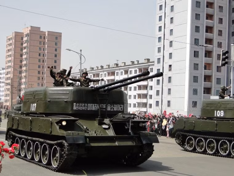 Vậy nên, giới quan sát cho rằng nếu có một cuộc chiến tranh quy mô lớn xảy ra trong khu vực và nếu như Triều Tiên có đủ độ tỉnh táo và khôn khéo trong các quyết sách ngoại giao, quốc gia này dù ít có cơ hội nhưng vẫn sẽ có khả năng đứng ngoài cuộc chiến và trở thành "ngư ông đắc lợi". Nguồn ảnh: QQ.