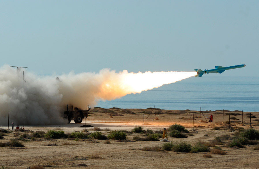 Độ cao khi bay của Qader có thể đạt tới chỉ 3 - 5 mét so với mực nước biển. Ở độ cao này, gần như mọi hệ thống radar phòng không sẽ bất lực trong khi đó radar quét mặt biển lại không thể bám theo một mục tiêu có tốc độ nhanh như Qader. Nguồn ảnh: Commons.