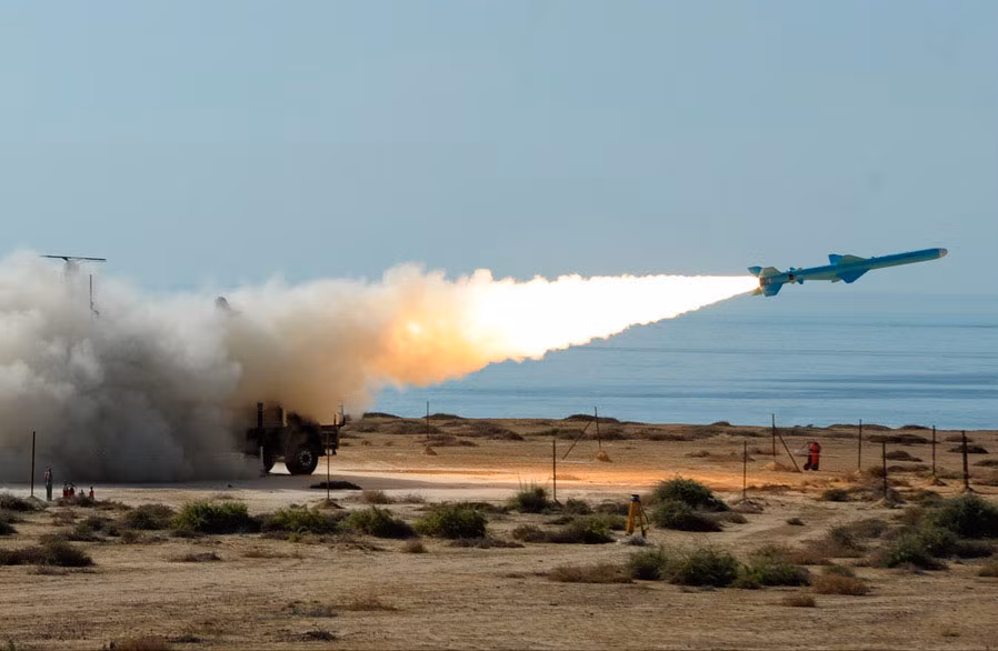 Độ cao khi bay của Qader có thể đạt tới chỉ 3 - 5 mét so với mực nước biển. Ở độ cao này, gần như mọi hệ thống radar phòng không sẽ bất lực trong khi đó radar quét mặt biển lại không thể bám theo một mục tiêu có tốc độ nhanh như Qader. Nguồn ảnh: Commons.