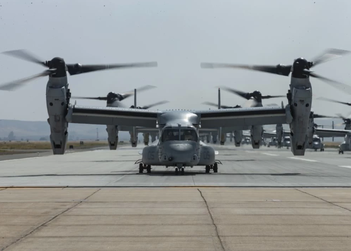 Giống với phiên bản gốc V-22 Osprey, MV-22B cũng được trang bị hệ thống động cơ cực dị với hai cánh quạt động lực có trục xoay 90 độ, cho phép nó cất cánh thẳng đứng như trực thăng nhưng sau khi đạt được độ cao sẽ xoay ngang cánh quạt, bay như máy bay. Nguồn ảnh: QQ.