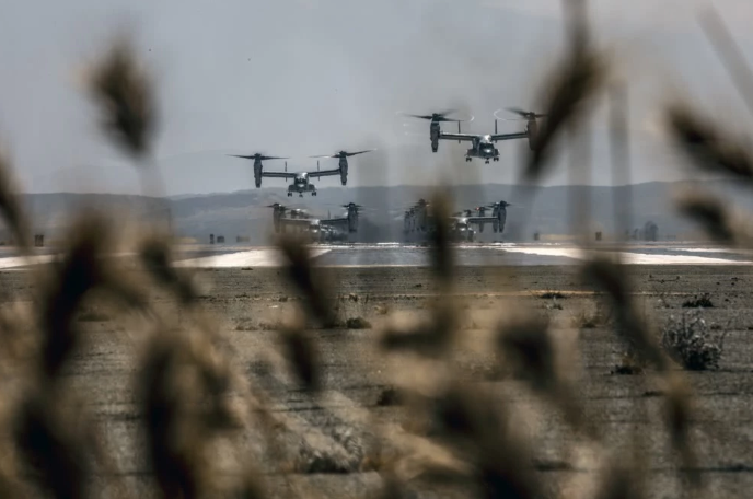 Cụ thể, với khả năng cất cánh thẳng đứng như máy bay trực thăng, các máy bay MV-22B không nhất thiết phải kéo nhau ra đường băng diễu hành một màn Voi đi bộ mà có thể cùng lúc triển khai ở bất cứ đâu. Nguồn ảnh: QQ.