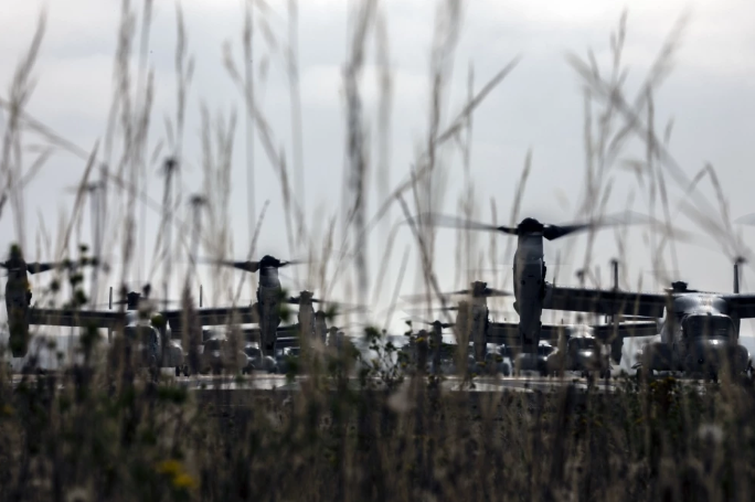 MV-22B là phiên bản phát triển từ V-22 Osprey, phiên bản này được phát triển dành riêng cho Thuỷ quân Lục chiến Mỹ, chuyên được sử dụng cho các nhiệm vụ vận tải, thay thế cho các loại trực thăng CH-46E hay CH-53D. Nguồn ảnh: QQ.