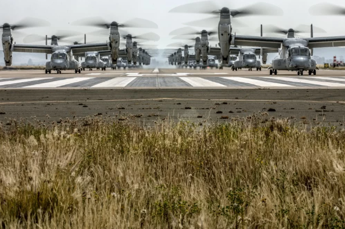 Đầu tuần vừa rồi, các đơn vị Không quân - Thuỷ quân Lục chiến Mỹ tại California đã có màn trình diễn "voi đi bộ" cực kỳ hoành tráng với các loại máy bay vận tải chiến thuật MV-22B. Nguồn ảnh: QQ.