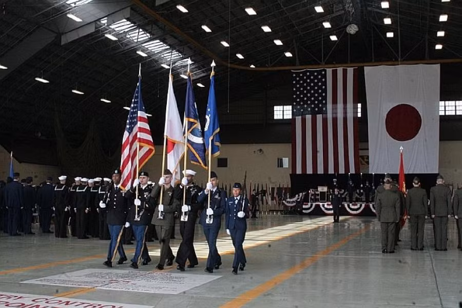 Hạm đội 7 Hải quân Mỹ được đóng tại căn cứ hải quân ở Yokosuka, thuộc tỉnh Kangawa. Trong khi đó Lực lượng Viễn chinh số 3 Thuỷ quân Lục chiến Mỹ được đóng tại Okinawa. Nguồn ảnh: JSDF.