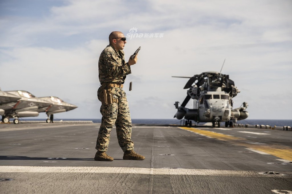 Tuy nhiên với đặc thù di chuyển liên tục dài ngày trên biển với các loại tàu đổ bộ tấn công, Thuỷ quân Lục chiến Mỹ rất "thèm" được bắn súng với đạn thật để rèn giũa tay nghề của mình. Nguồn ảnh: Sina.