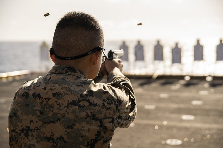 Trường bắn này cực kỳ thô sơ và đơn giản, những tấm bia bắn sẽ được dựng ở ngay góc sàn tàu và binh lính thoải mái khai hoả, không sợ đạn lạc. Nguồn ảnh: Sina.