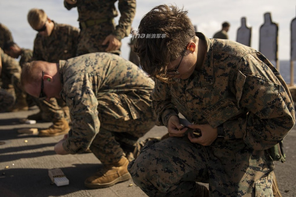 Quá trình nạp đạn và tháp lắp súng được thực hiện ngay dưới sàn tàu, khi có báo động khẩn cấp, trường bắn dã chiến này sẽ ngay lập tức quay trở về chức năng ban đầu của nó một cách nhanh chóng. Nguồn ảnh: Sina.