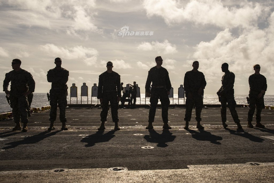 Do có độ giãn nước lớn, mớm nước sâu và tải trọng khổng lồ, độ rung lắc của tàu đổ bộ tấn công khi di chuyển là không quá cao, giúp binh lính có thể luyện tập với vũ khí một cách bình thường như trên mặt đất. Nguồn ảnh: Sina.