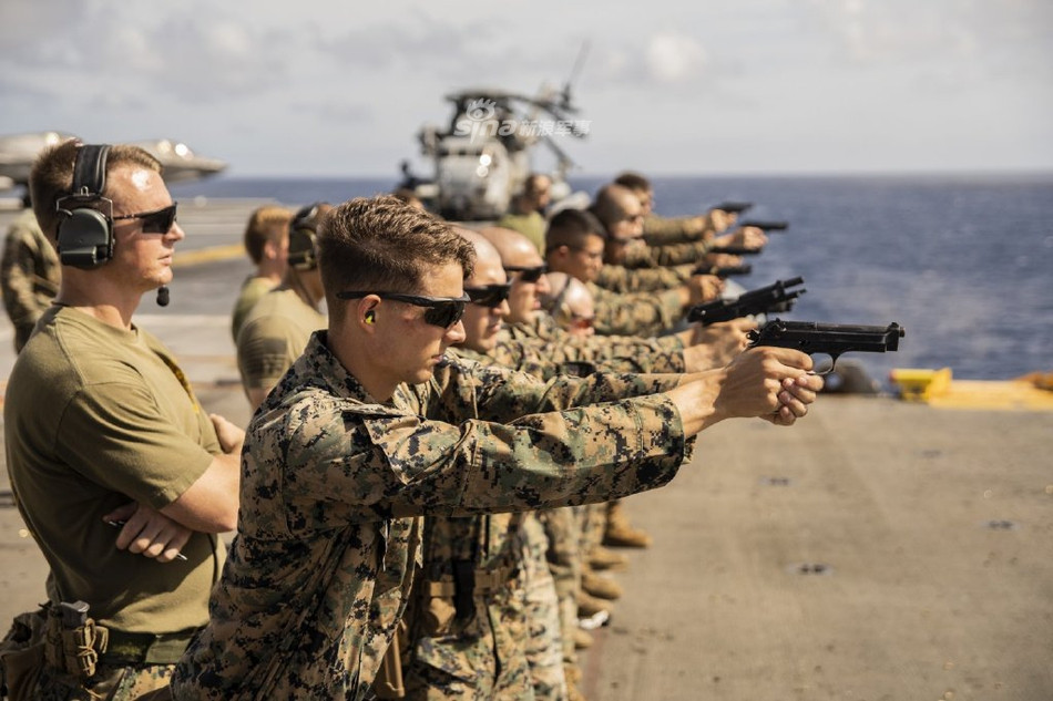 Trường bắn của Thuỷ quân Lục chiến Mỹ trên các tàu đổ bộ tấn công được tổ chức ngay trên sàn tàu tron những ngày Không quân Thuỷ quân Lục chiến không hoạt động. Nguồn ảnh: Sina.