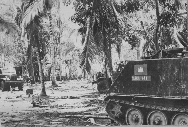 Quân tình nguyện Việt Nam sau đó ở lại giúp ngăn chặn chế độ Khmer Đỏ khôi phục trở lại. Trong ảnh, lực lượng vũ trang cách mạng Campuchia và quân tình nguyện Việt Nam giải phóng căn cứ Tà Sanh, thu giữ khí tài của Khmer Đỏ.