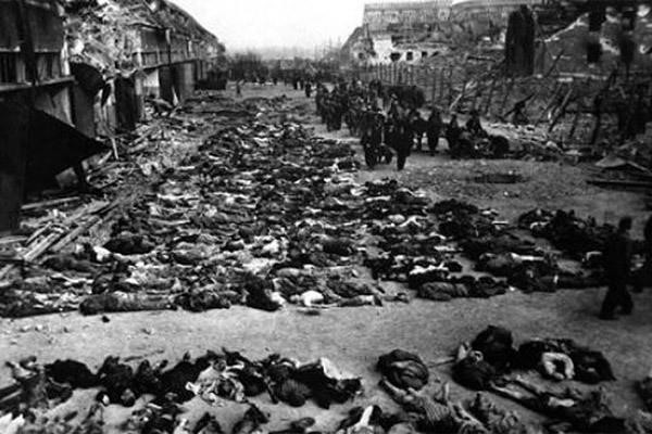 Sau khi lên nắm quyền ở Campuchia vào tháng 4/1975, Khmer Đỏ dưới sự lãnh đạo của Pol Pot đã gây ra nạn diệt chủng đối với người dân Campuchia, người nước ngoài ở Campuchia và người Việt Nam sống gần biên giới.