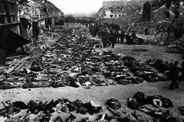 Sau khi lên nắm quyền ở Campuchia vào tháng 4/1975, Khmer Đỏ dưới sự lãnh đạo của Pol Pot đã gây ra nạn diệt chủng đối với người dân Campuchia, người nước ngoài ở Campuchia và người Việt Nam sống gần biên giới.