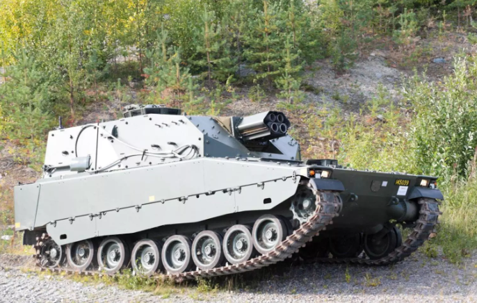 Hiện tại trên thế giới đang có tổng cộng 7 quốc gia sử dụng loại phương tiện chiến đấu này. Điểm đặc biệt của CV90 đó là trong thời bình, nó có thể được sử dụng như xe thiết giáp chở quân hoặc xe chiến đấu bộ binh để giảm chi phí vận hành, khi nổ ra chiến tranh có thể biến thành xe tăng chủ lực chỉ bằng cách thay tháp pháo. Nguồn ảnh: QQ.