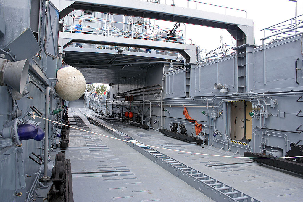 Tàu có độ giãn nước tối đa 1745 tấn, dài 95,8 mét và lườn rộng 10,8 mét. Mớm nước tối đa của các tàu đổ bộ rải mìn lớp Lublin lên tới 2,38 mét - khá sâu so với các loại tàu đổ bộ tấn công cùng tải trọng. Nguồn ảnh: Navalmith.