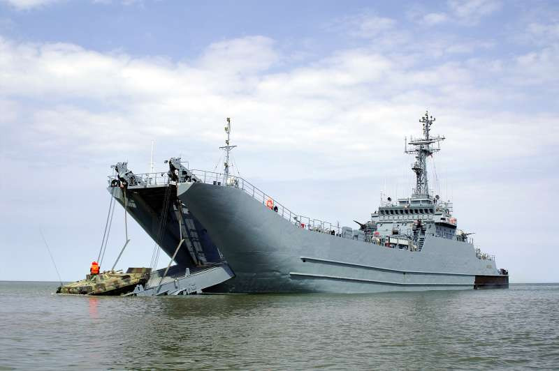 Ba Lan trước đây từng dự định đóng mới tổng cộng 12 tàu đổ bộ loại này, tuy nhiên do giá thành quá lớn, số lượng rút xuống còn 5 chiếc và chiếc mới nhất thuộc lớp Lublin này cũng đã được Ba Lan nhập biên chế từ năm 1991. Nguồn ảnh: Navalmith.