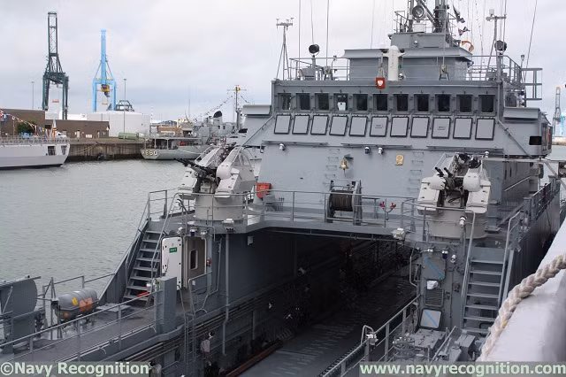 Tàu được trang bị hệ thống động cơ khá đặc biệt với ba động cơ thay vì hai hoặc bốn như thông thường. Các động cơ này cũng do Ba Lan tự sản xuất, giúp tàu di chuyển được với tốc độ tối đa lên tới 16,5 hải lý giờ - tương đương 30 km/h. Nguồn ảnh: Navyrecog.